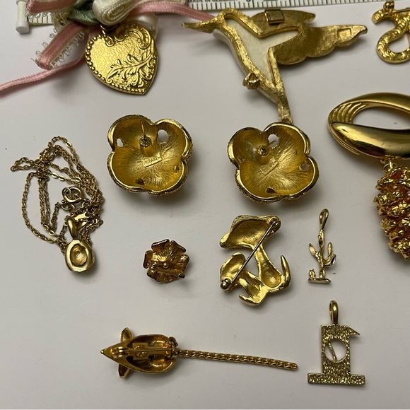Elegant Vintage Gold Jewelry Women Men’s Brooches, Pendant, Necklace Earrings - Picture 5 of 15